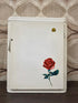 Vintage wit metalen Brabantia medicijnkastje met rode roos op de deur en plankje binnenin