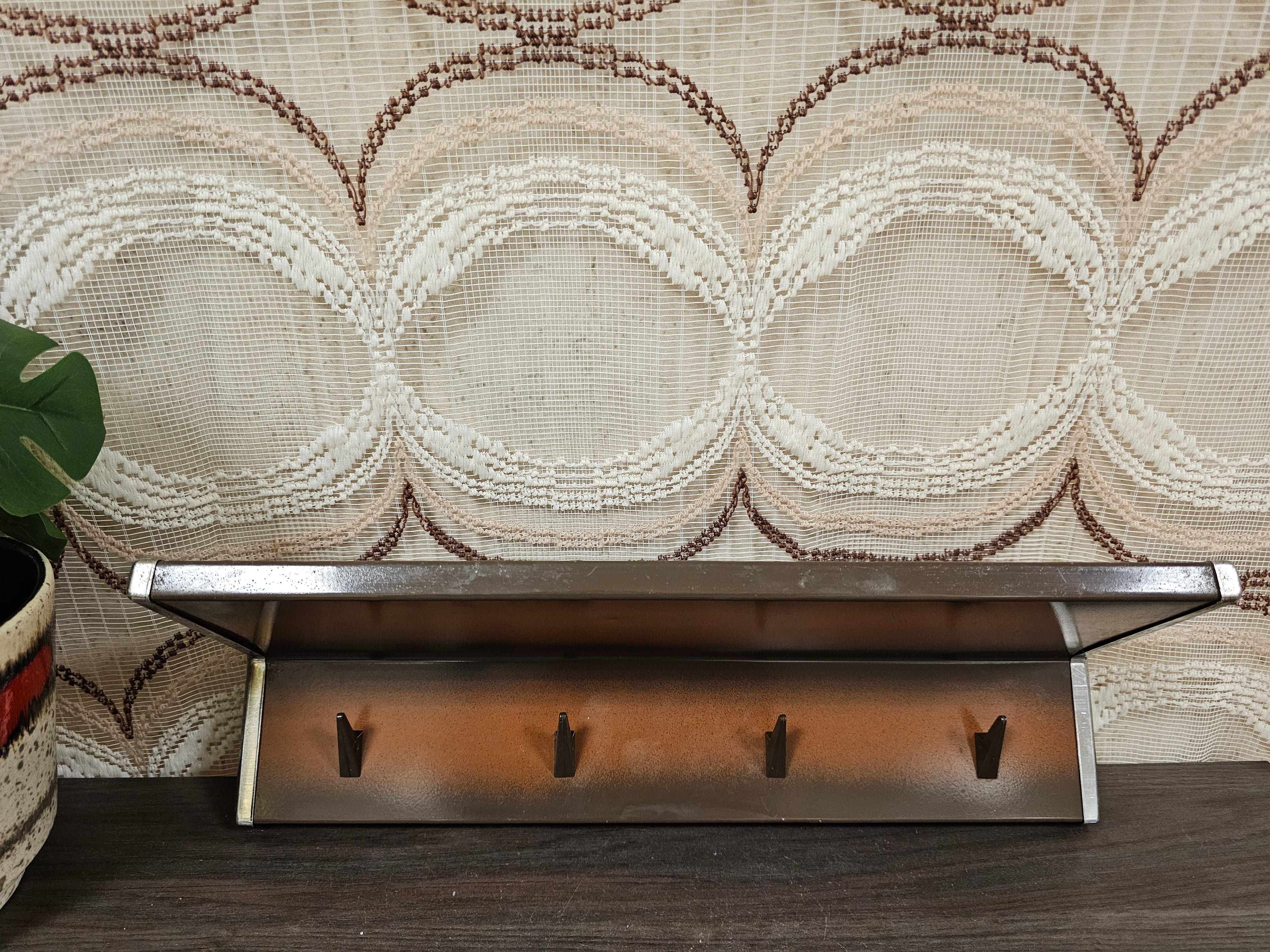 Brabantia wandrek met metalen plank en haakjes  jaren ’70