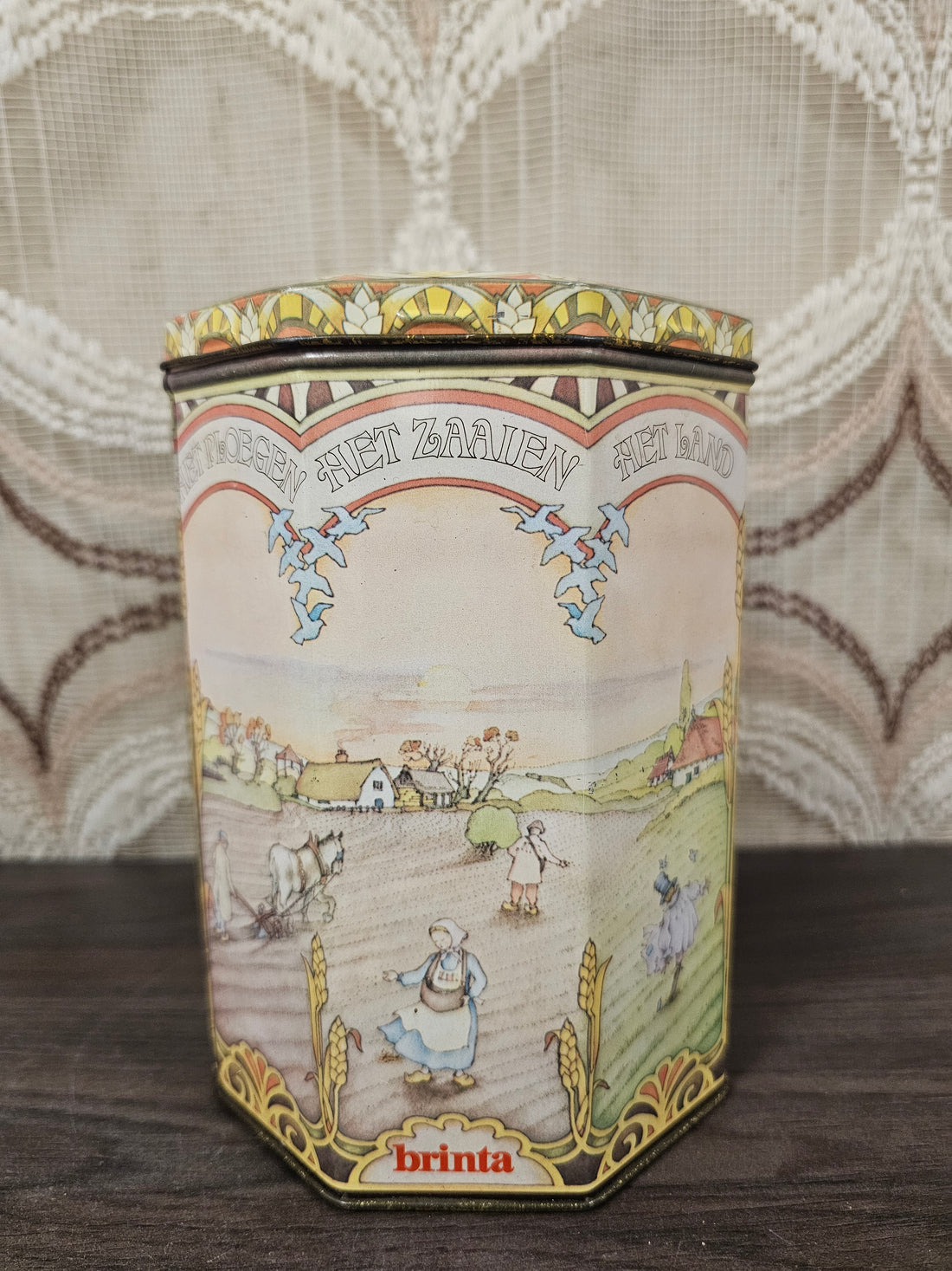 Brinta voorraadblik met nostalgisch tafereel – 17 cm hoog, 11,5 cm diameter