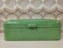 Resedagroene emaille broodtrommel met witte binnenkant en zichtbare gebruikssporen