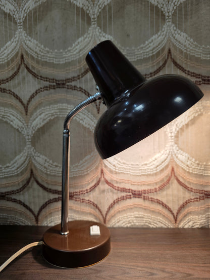 Vintage donkerbruine metalen bureaulamp met verstelbare arm, schakelaar op de voet en een kap van 18 cm.