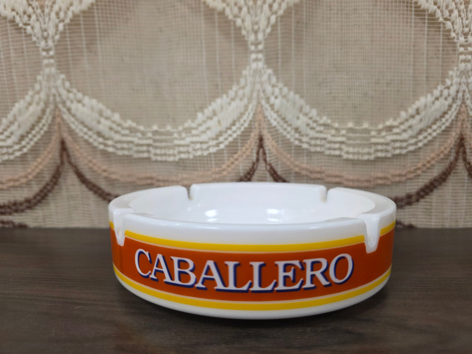 Vintage glazen Caballero asbak met oranje en gele band