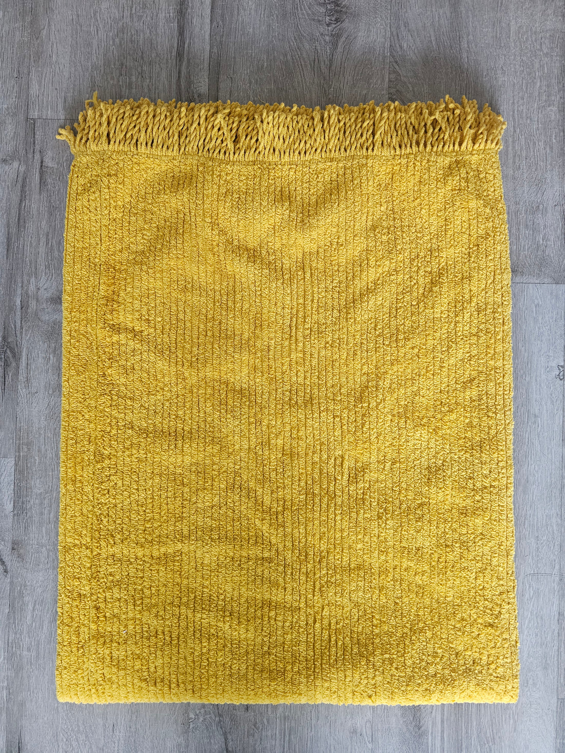 Chenille sprei okergeel met franjes – vintage 142 x 207 cm