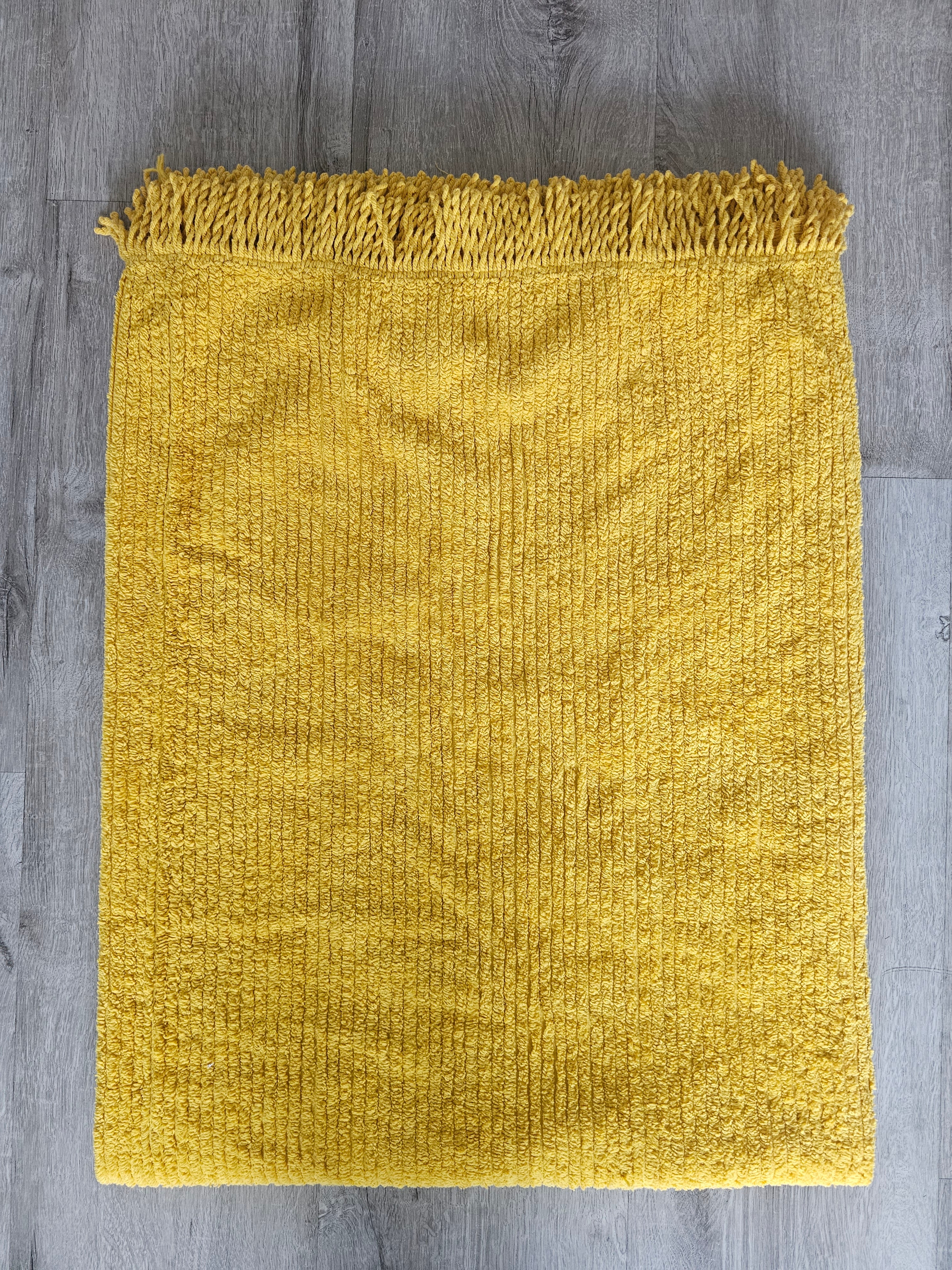 Chenille sprei okergeel met franjes – vintage 142 x 207 cm