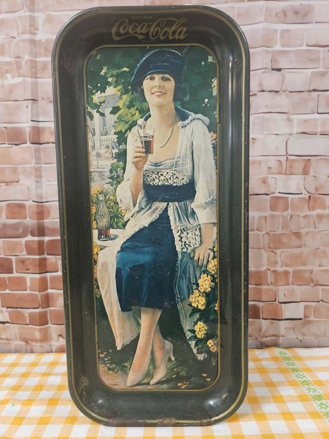 Vintage Coca-Cola dienblad met afbeelding van vrouw met flesje cola, rechthoekig met gebruikssporen, vintage decoratie.