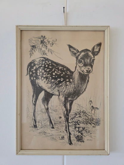 Grijze prent van jong hertje met bosgrond, gesigneerd Cocky, in lichte houten lijst