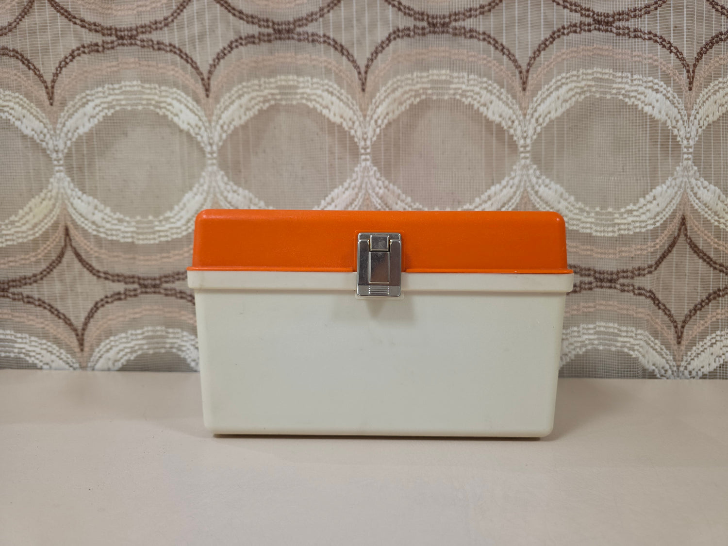Oranje witte vintage naaibox met losse inzet voor naaigaren en opbergvakjes