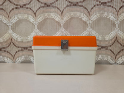 Oranje witte vintage naaibox met losse inzet voor naaigaren en opbergvakjes