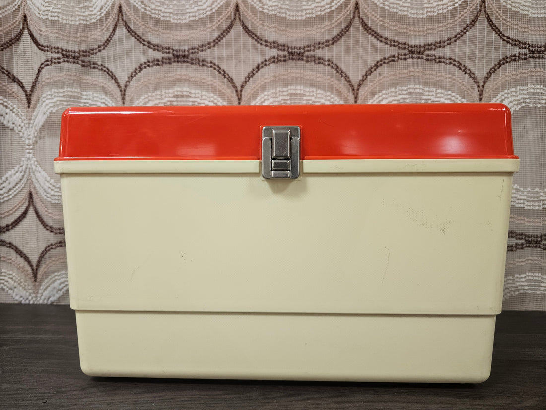 Curver naaikoffer van crème kunststof met oranje deksel en inzetbakje