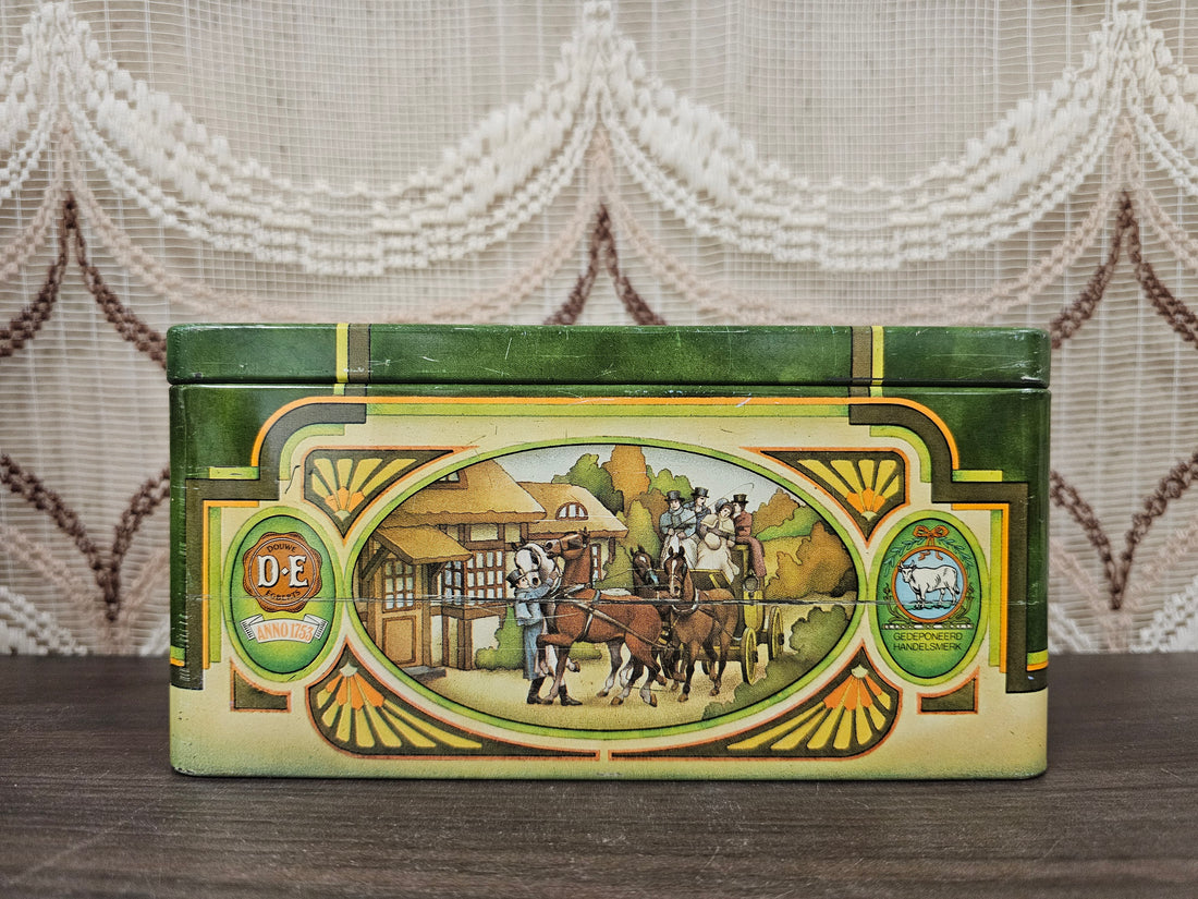 Vintage metalen Pickwick theeblik met groene illustratie en klassiek tafereel