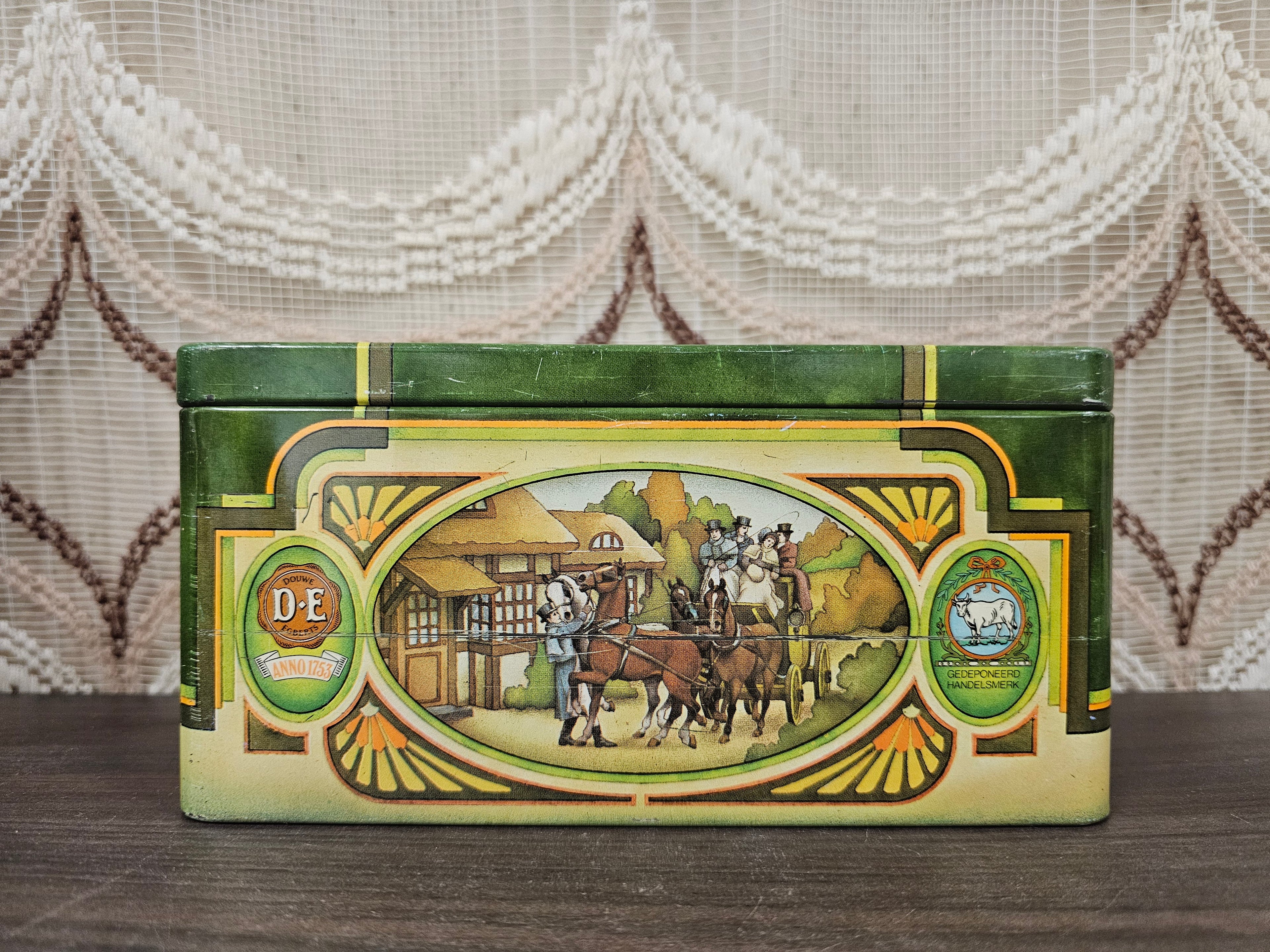 Vintage metalen Pickwick theeblik met groene illustratie en klassiek tafereel