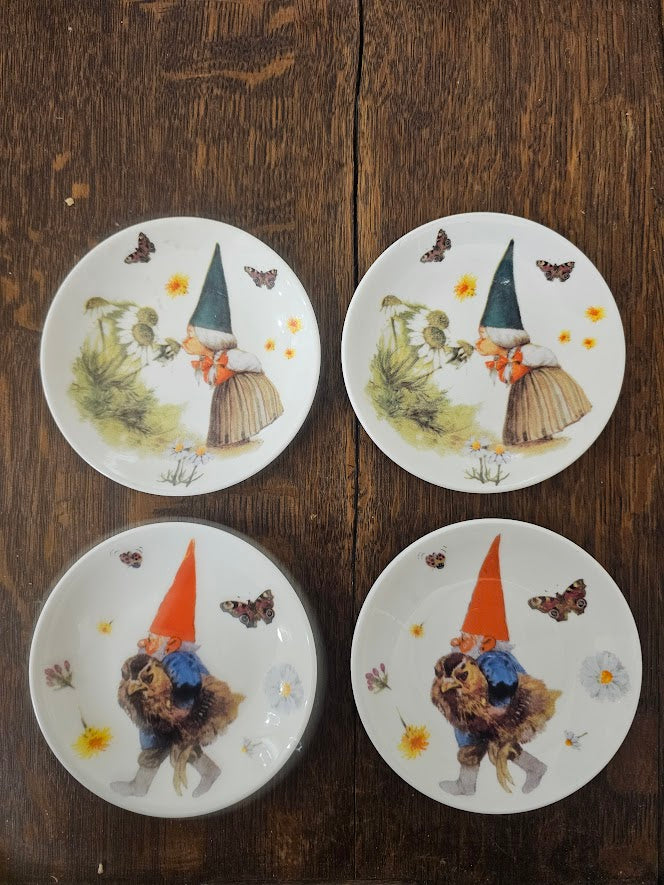 Set van 4 petit four bordjes met David de Kabouter illustraties van Rien Poortvliet – 10 cm