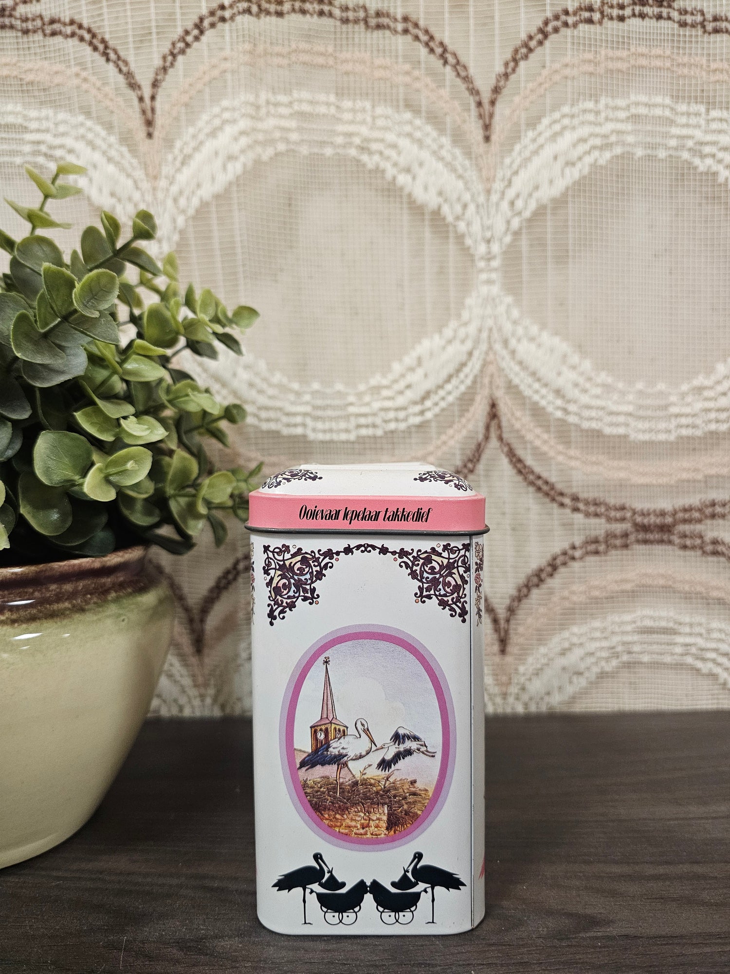 Vintage De Ruijter blik met roze en witte muisjes – versierd met illustraties en tekst “Ooievaar Lepelaar Takkedief…”