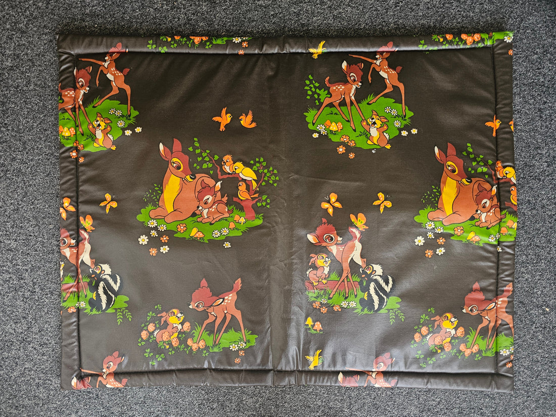 Disney boxkleed in bruintinten met Bambi-print, formaat 73x93 cm, geschikt voor box of speelkleed.