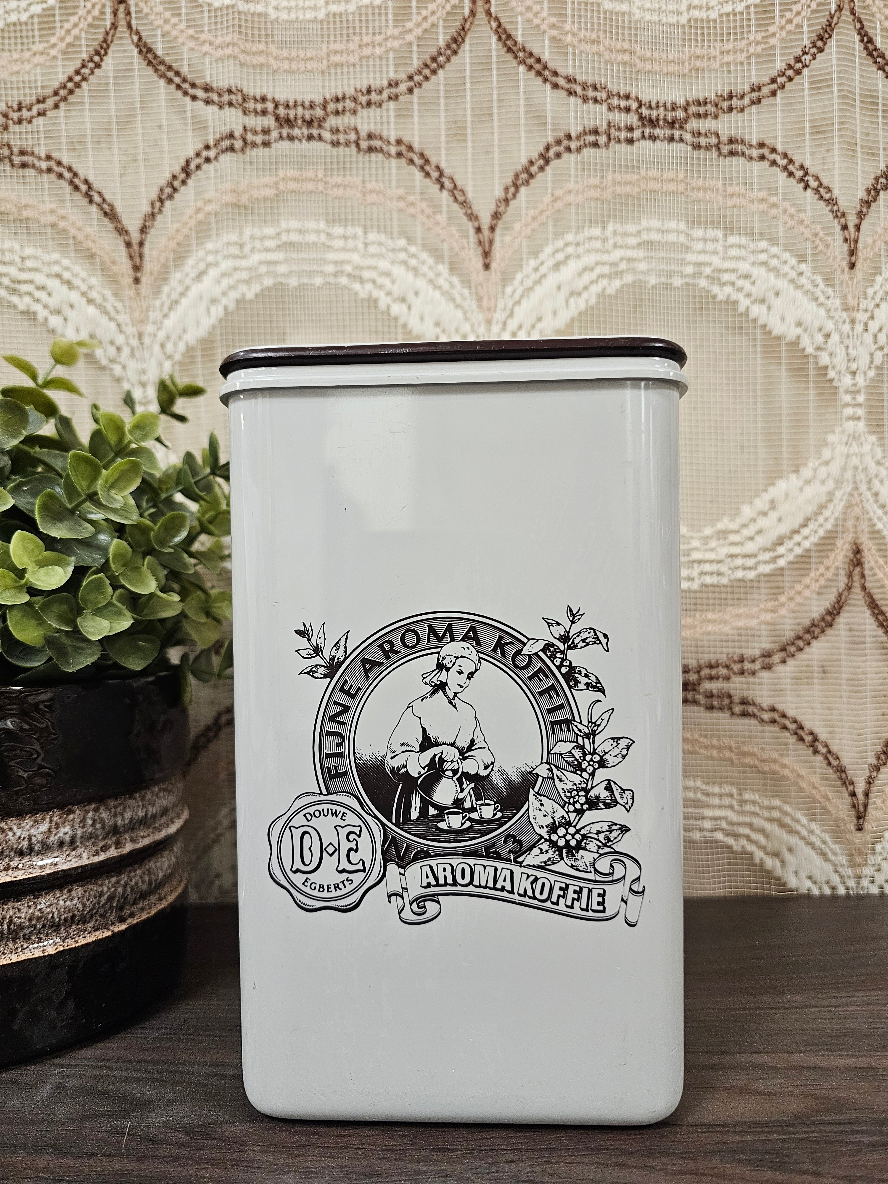 Vintage lichtgrijze Mepal voorraadbus van Douwe Egberts – kunststof – afsluitbaar met D.E.-logo op het deksel