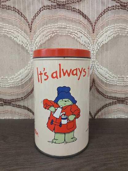 Douwe Egberts koffieblik uit 1995 met Paddington Bear en rode deksel