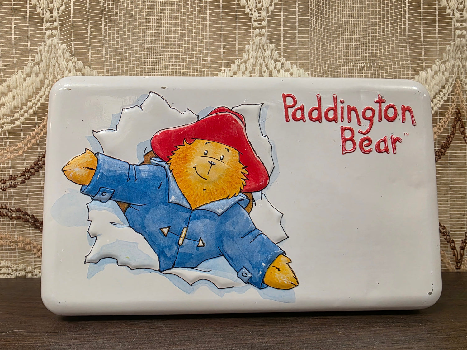 Wit Douwe Egberts blik uit 2009 met afbeelding van Paddington Bear