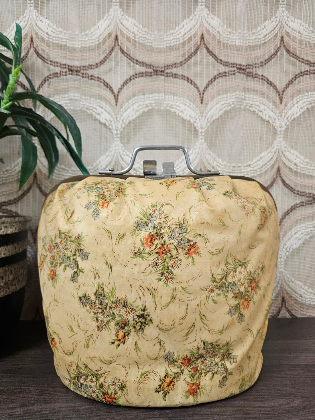 Vintage Douwe Egberts theebeurs in beige met bloemenprint – metalen knip en gebruikssporen aan de binnenzijde