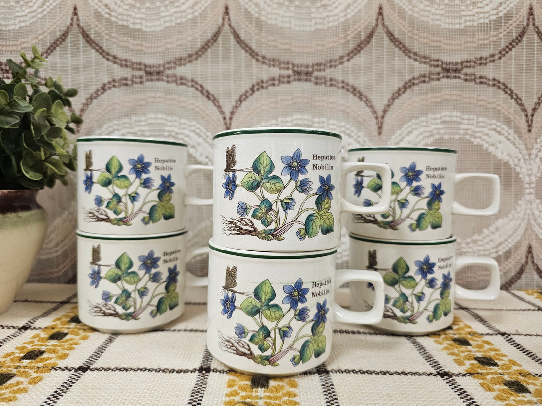 Vintage koffiebeker met blauwpaars Hepatica Nobilis-bloemetje, gemerkt Doverstone England – set van 6 stuks.