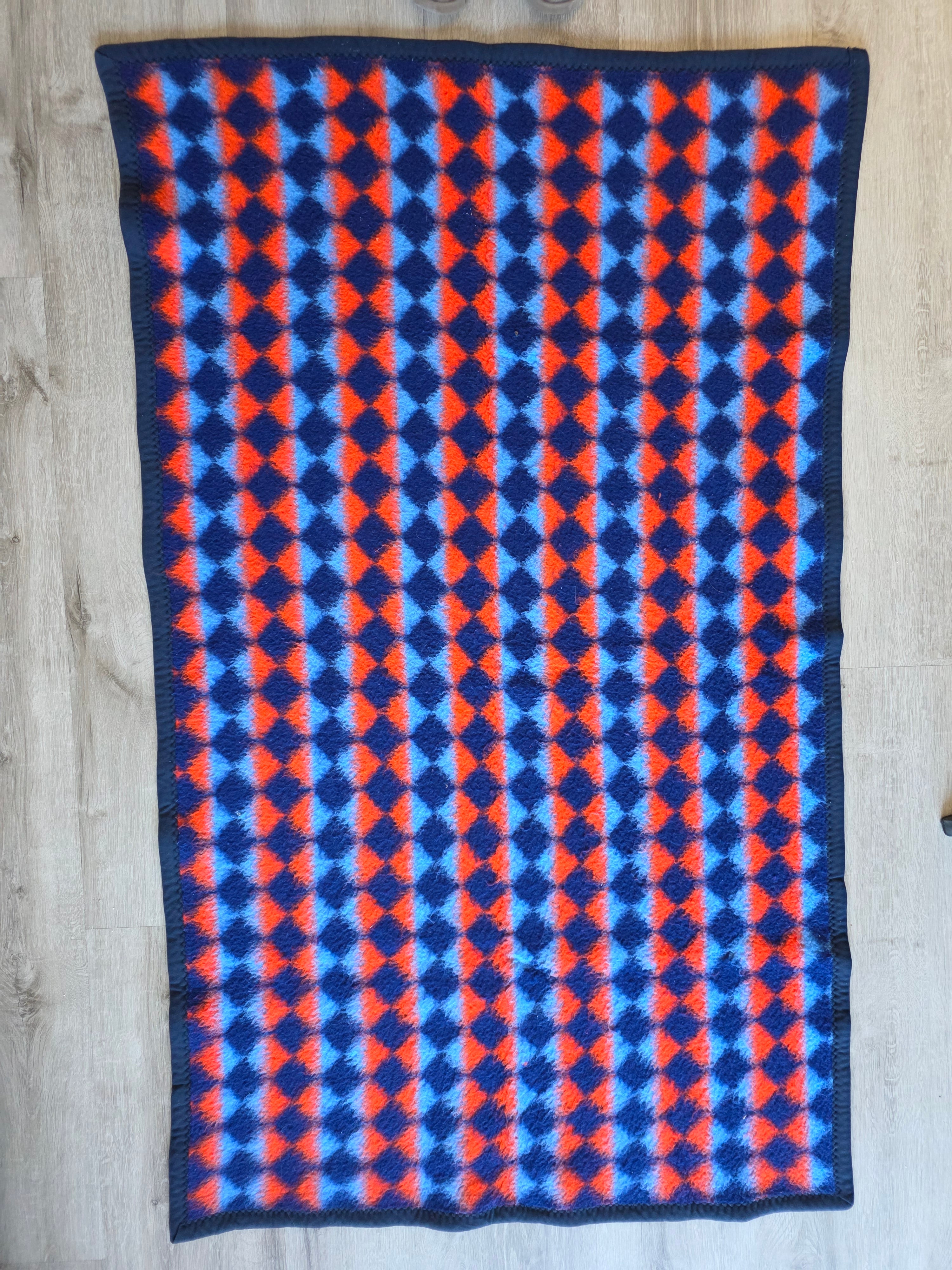 Vintage Dralon babydeken oranje blauw ruit ledikant 143 x 84 cm