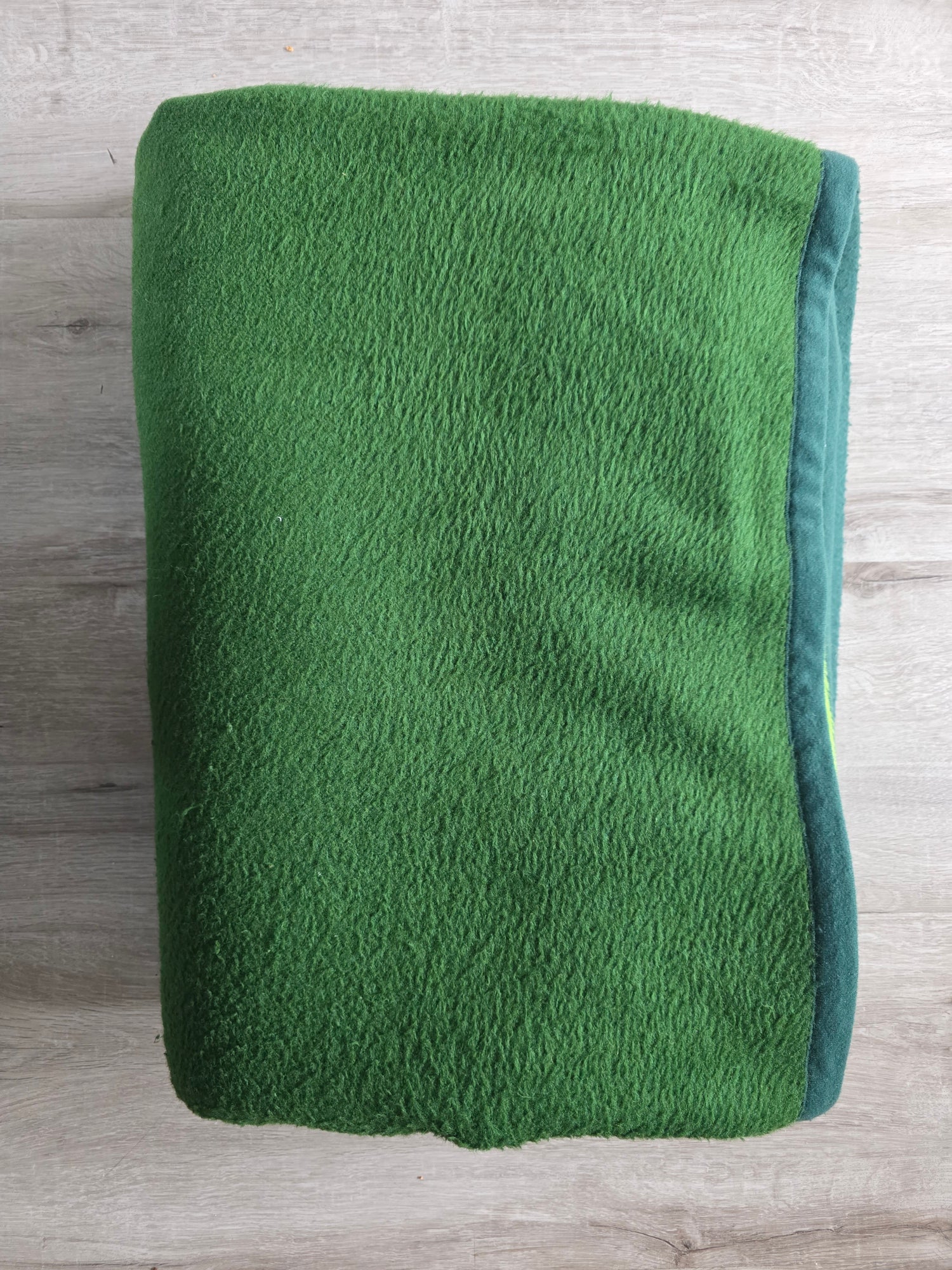 Groene dralon deken dubbelzijdig in twee tinten groen 210 x 150 cm