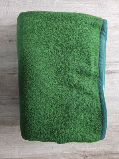 Groene dralon deken dubbelzijdig in twee tinten groen 210 x 150 cm