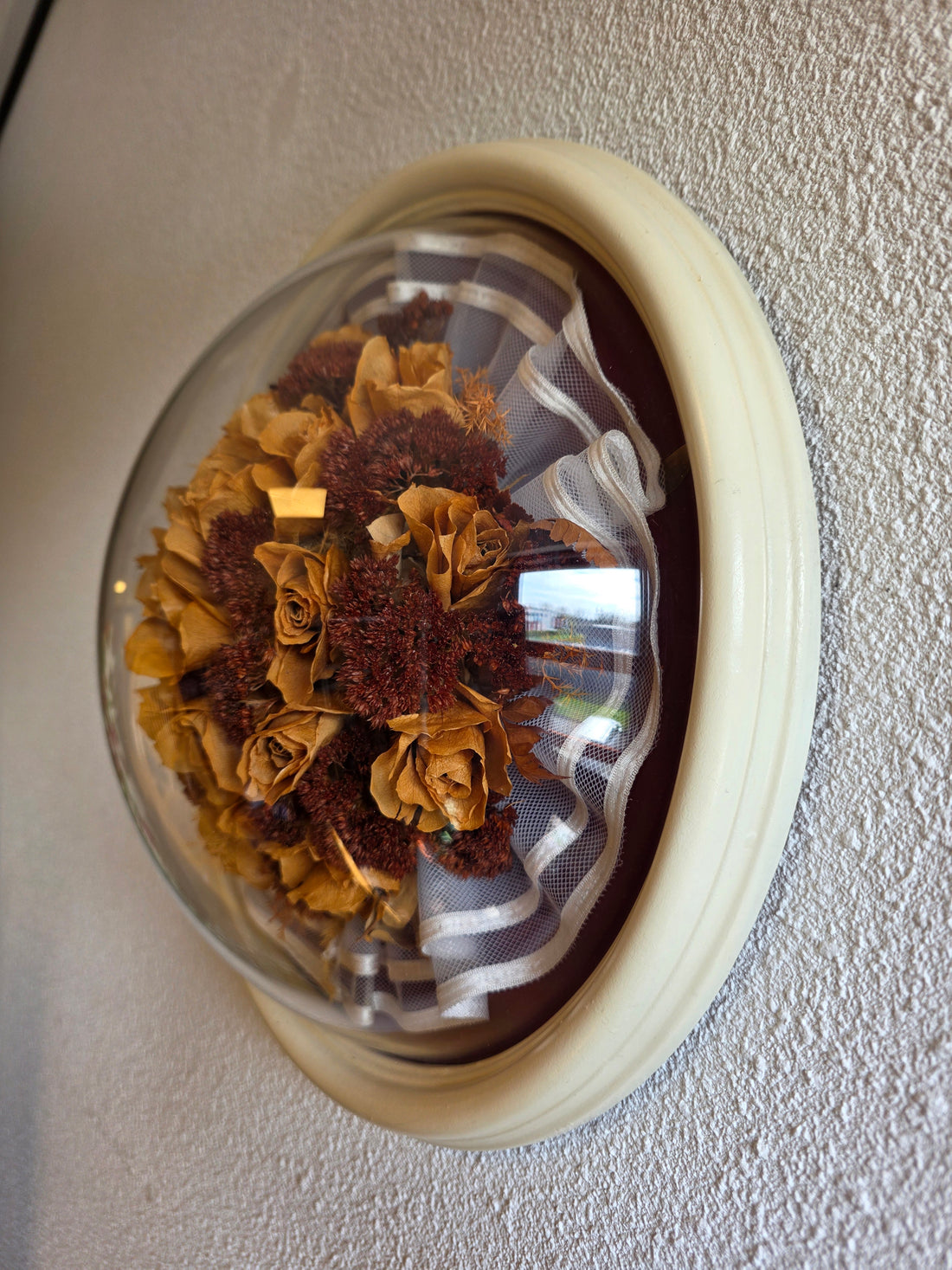 Vintage ronde droogbloemen wanddecoratie met boeket en bolle kunststof kap