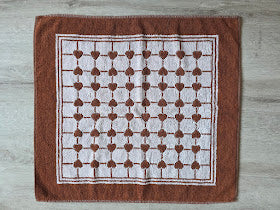 Vintage Elias katoenen handdoek in bruintinten met ingeweven geometrisch patroon.