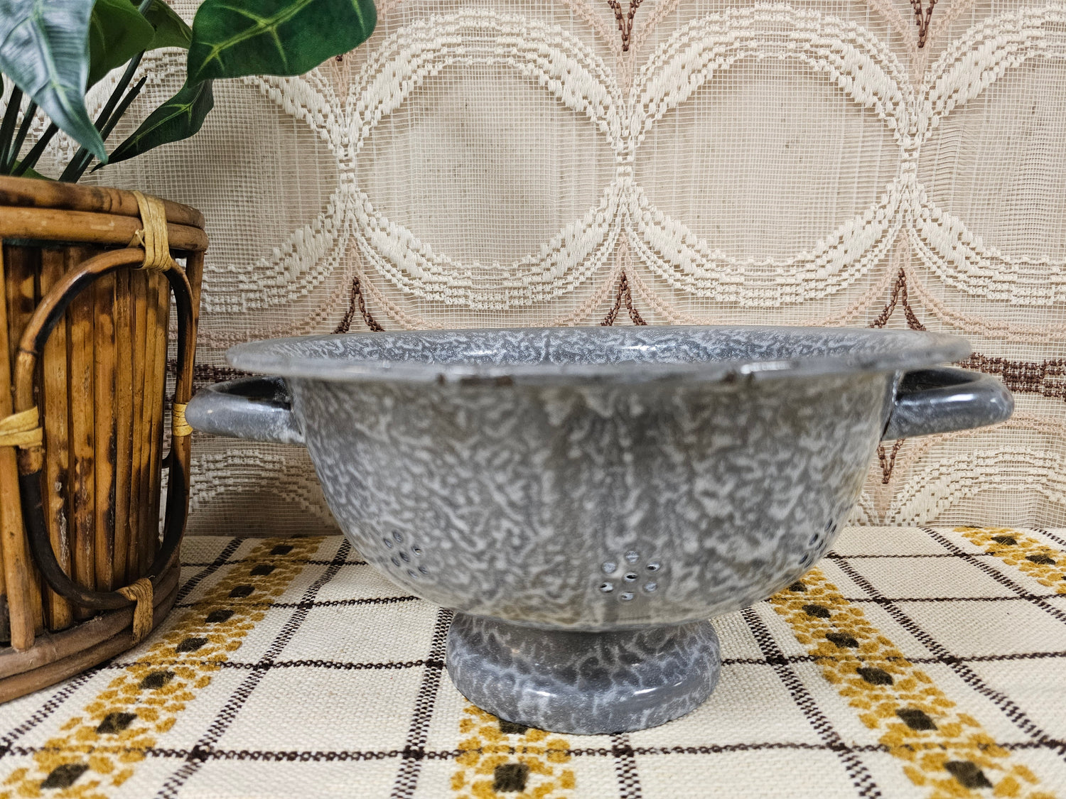 Grijs gewolkt vintage emaille vergiet met voet – 26 cm diameter, 13,5 cm hoog