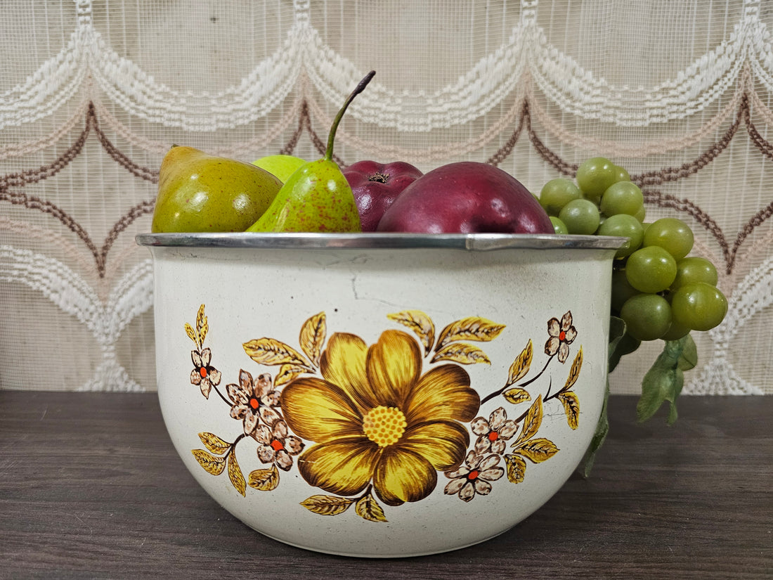 Emaille kom met gele bloemen, 12 cm hoog en 22,5 cm diameter. Geschikt als plantenpot, fruitschaal of mengkom