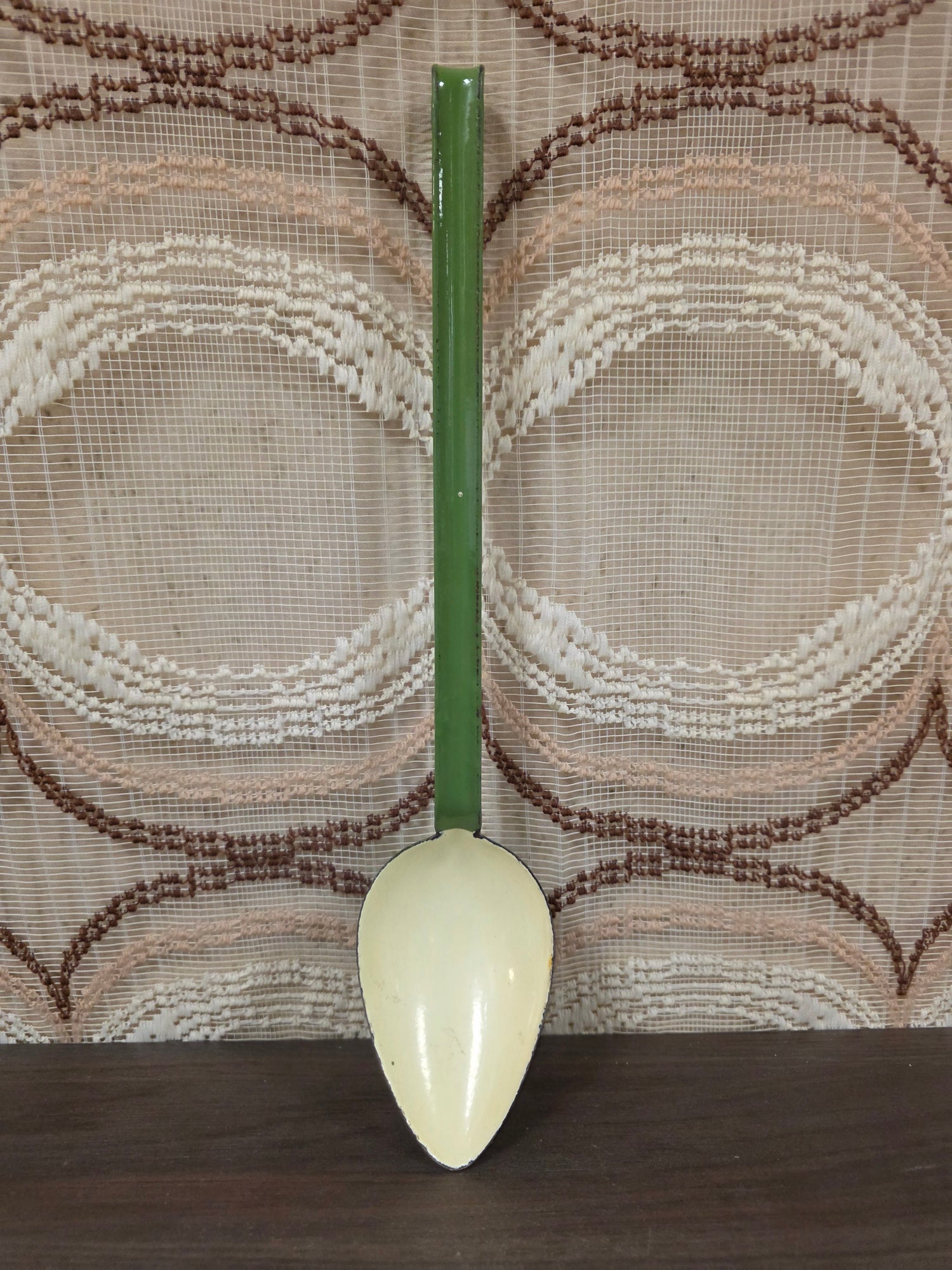 Vintage emaille lepel resedagroen met witte binnenkant, 33 cm lang