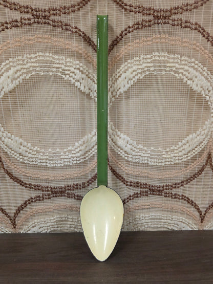 Vintage emaille lepel resedagroen met witte binnenkant, 33 cm lang