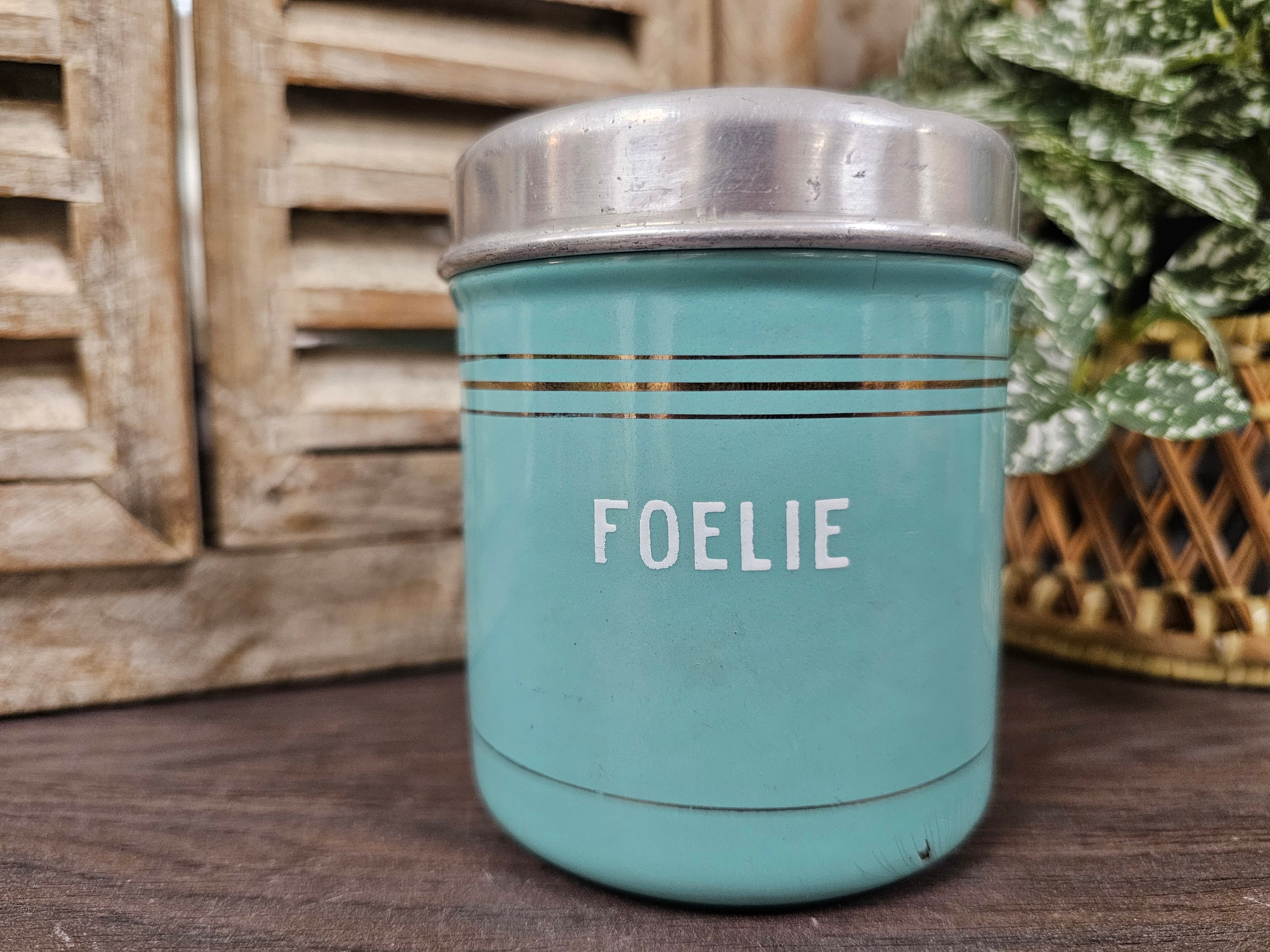 Vintage emaille mintgroene kleine voorraadbus met tekst kruiden in witte letters.