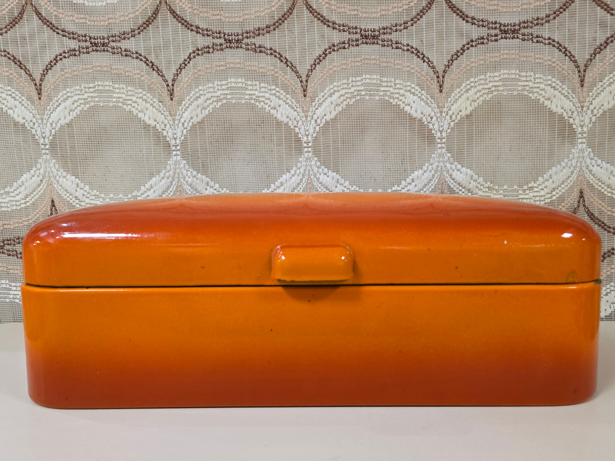 Vintage oranje emaille broodtrommel met wit geëmailleerde binnenkant