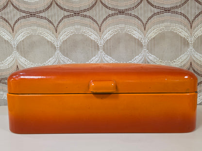 Vintage oranje emaille broodtrommel met wit geëmailleerde binnenkant