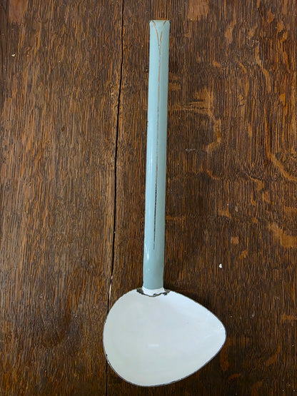 Vintage emaille sauslepel met mintgroene steel en witte emaille schep van 30 cm.