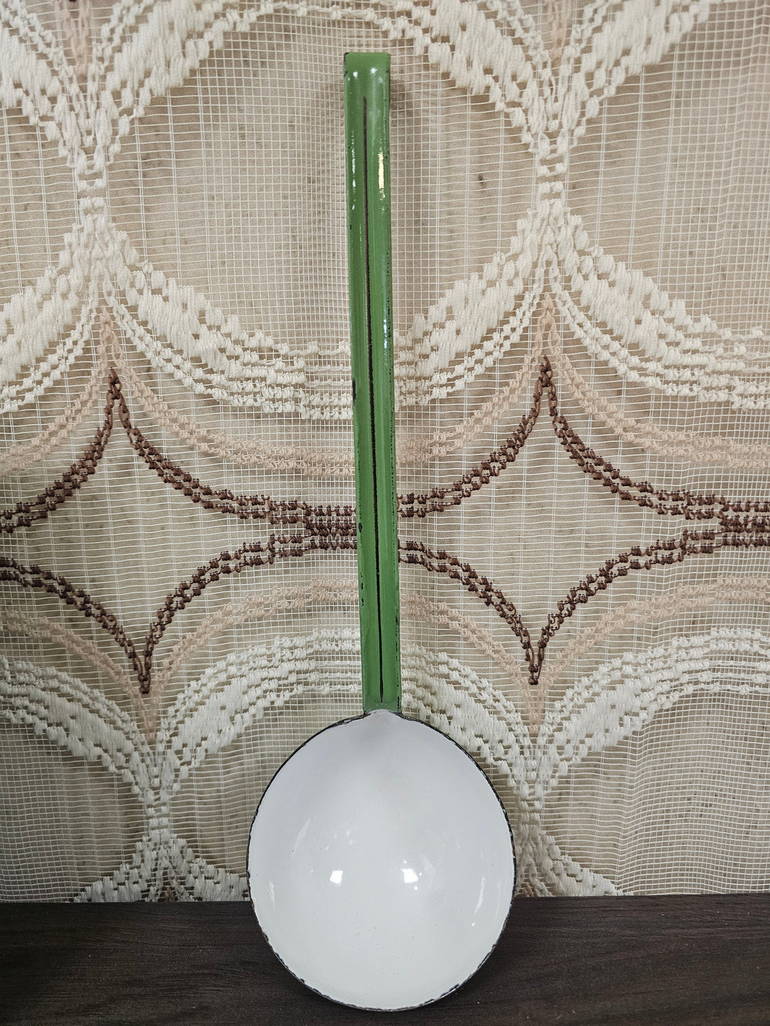 Vintage emaille soeplepel in resedagroen met witte binnenkant, 33 cm lang, vintage keukengerei jaren 50/60.