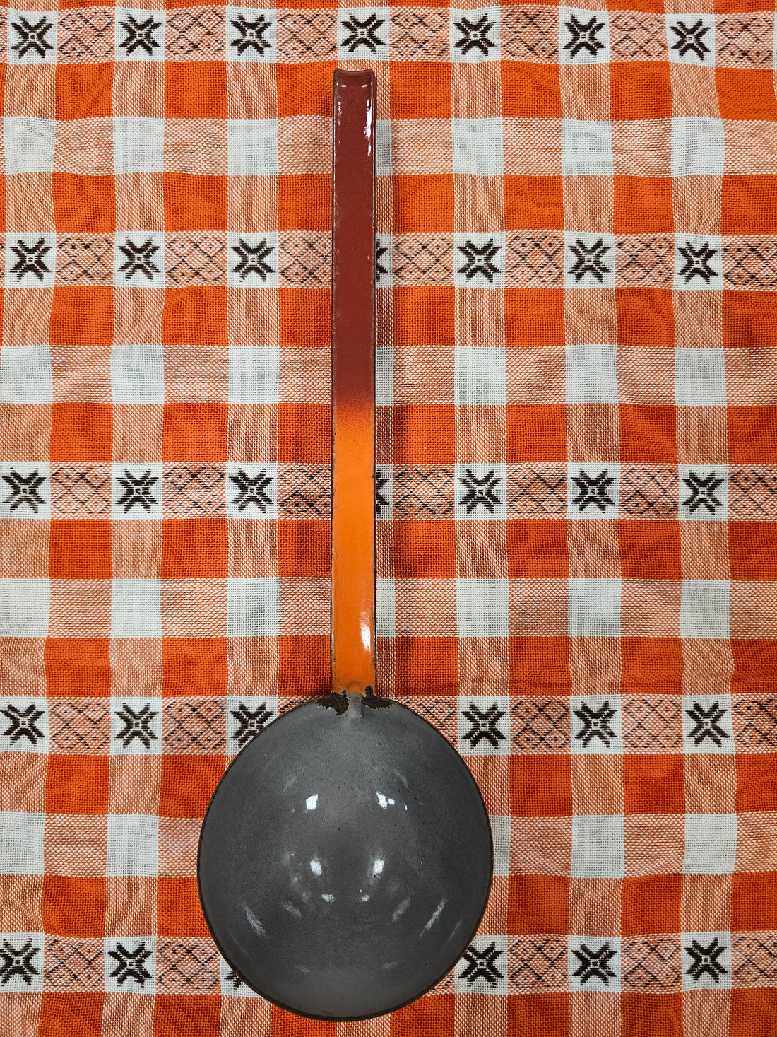 Vintage emaille soeplepel – oranje/rood met grijze binnenkant – 35 cm lang – gebruikt en decoratief