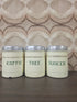 Vintage emaille voorraadbussen voor koffie, thee en suiker met groene opschriften en aluminium deksels.