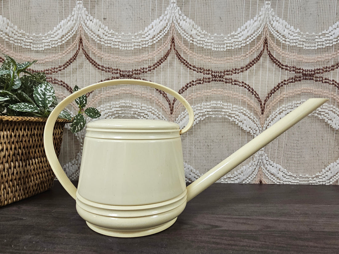 Vintage Emsa gieter uit West-Duitsland in crèmekleur, gemaakt van kunststof, geschikt voor binnen en buiten.
