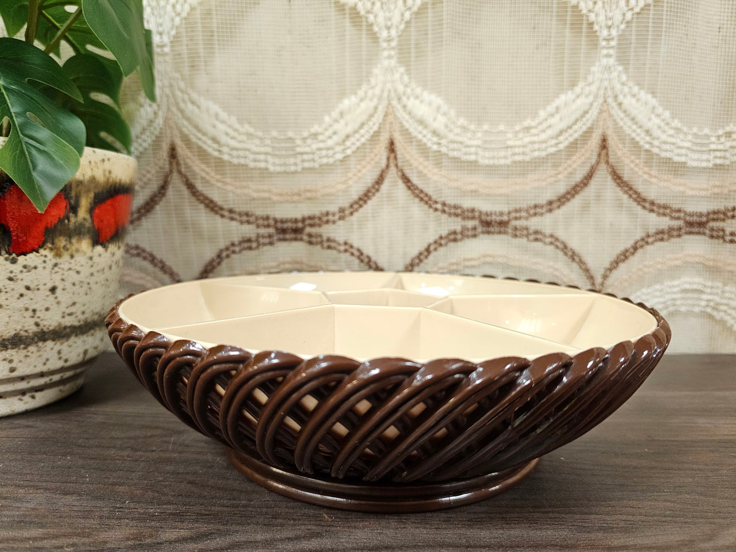 Vintage Emsa schaal met beige vakverdeling en bruine mandstructuur