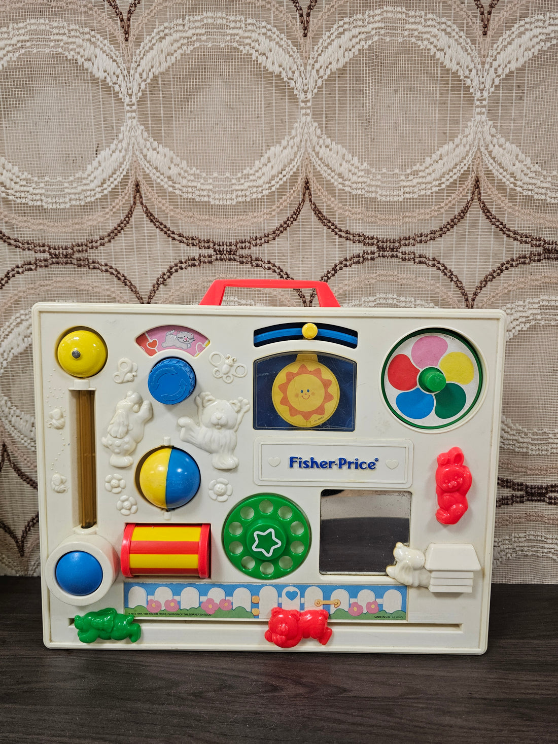 Fisher-Price activity center jaren 70 met blauwe beldrukknop en bevestiging achterzijde