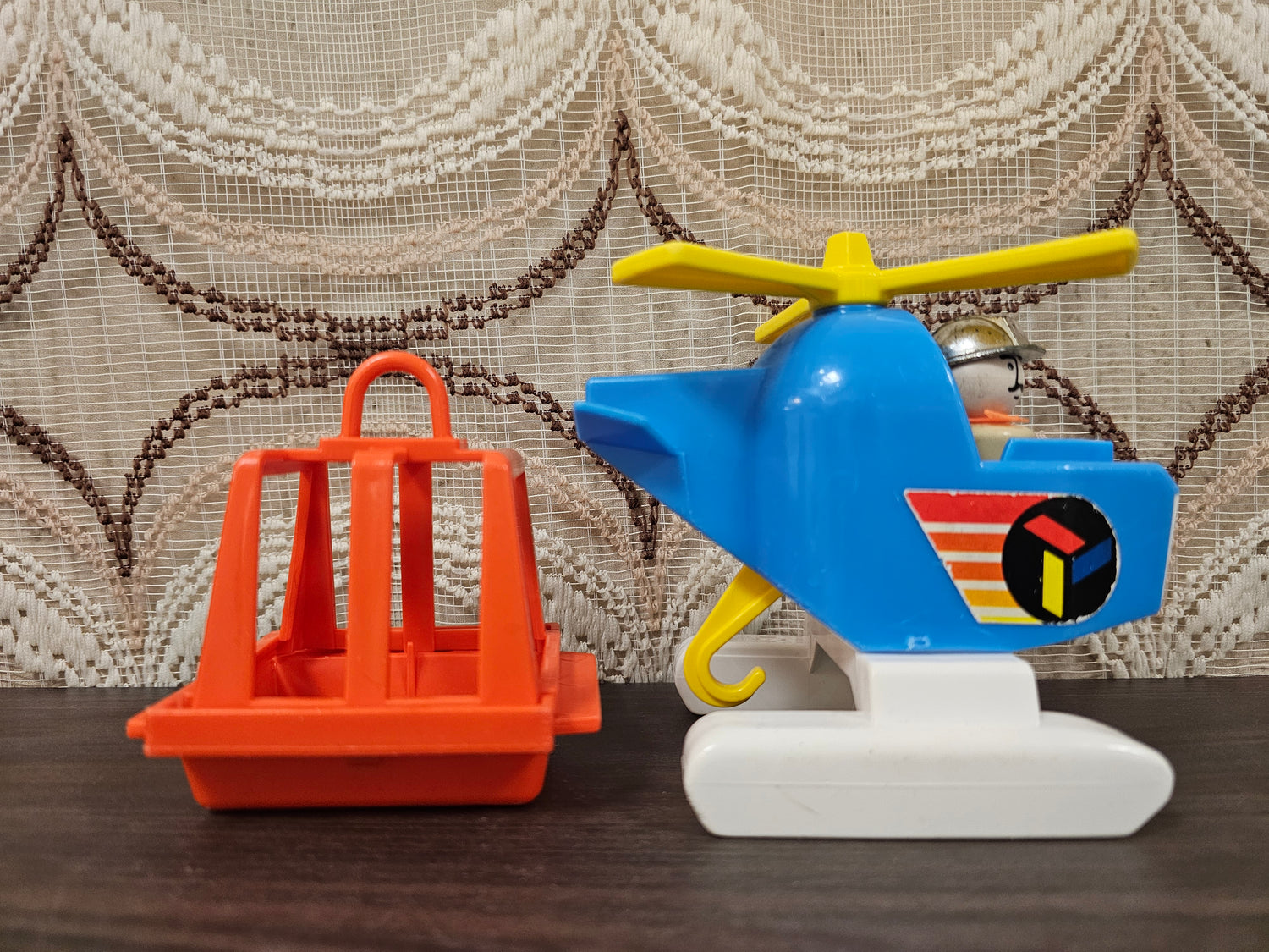 Fisher-Price helikopter blauw-wit met oranje reddingskooi – jaren 70 speelgoed