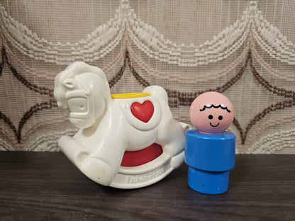 Vintage Fisher-Price hobbelpaard met rood hartje en poppetje met roze hoofd en blauwe body
