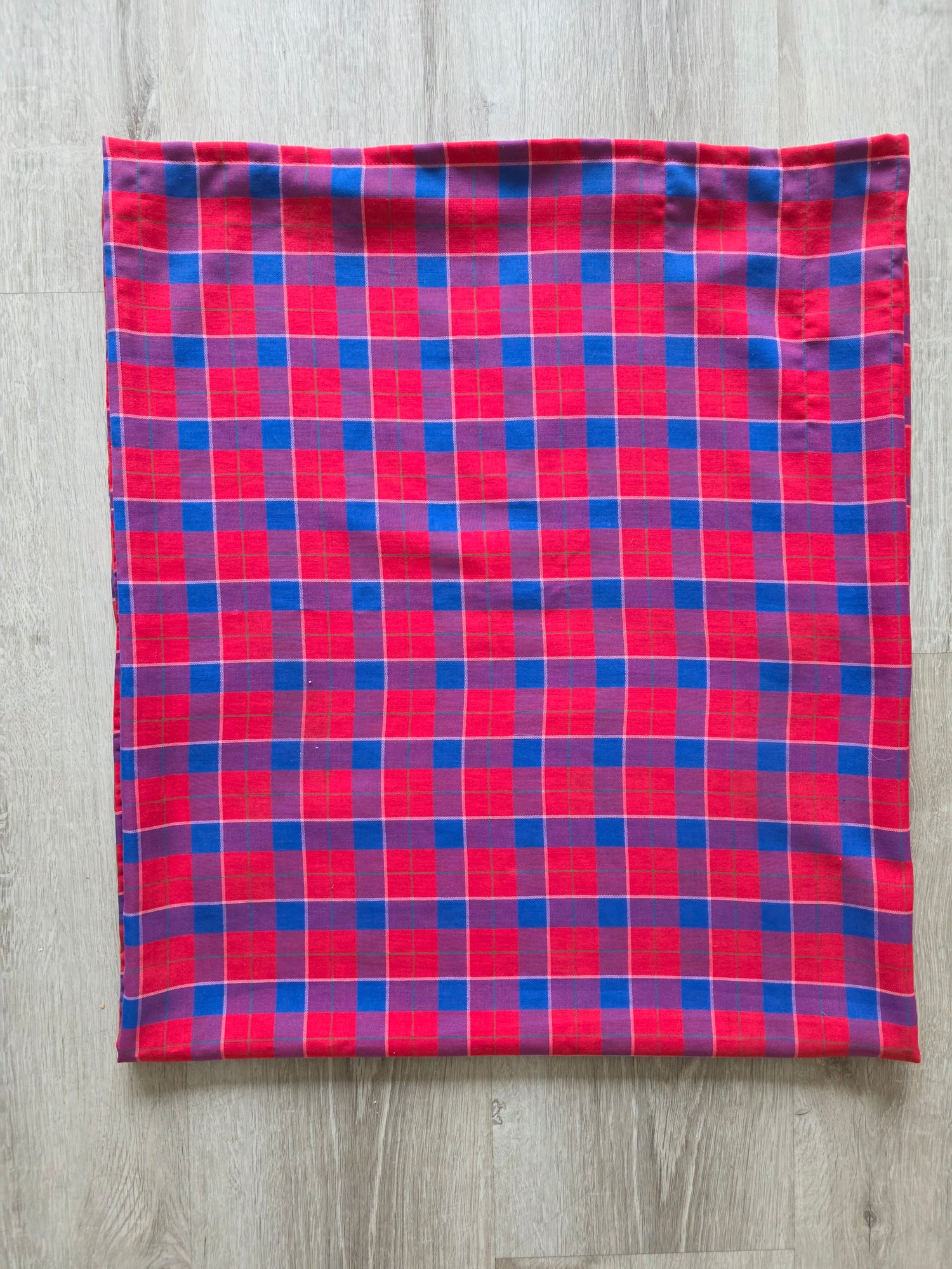 Vintage rood-blauw geruit tafelkleed van 232 × 132 cm.