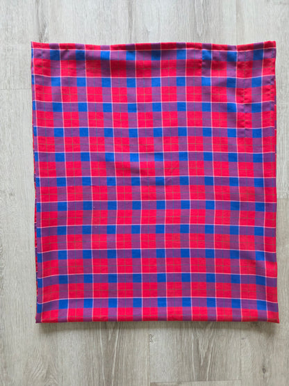 Vintage rood-blauw geruit tafelkleed van 232 × 132 cm.