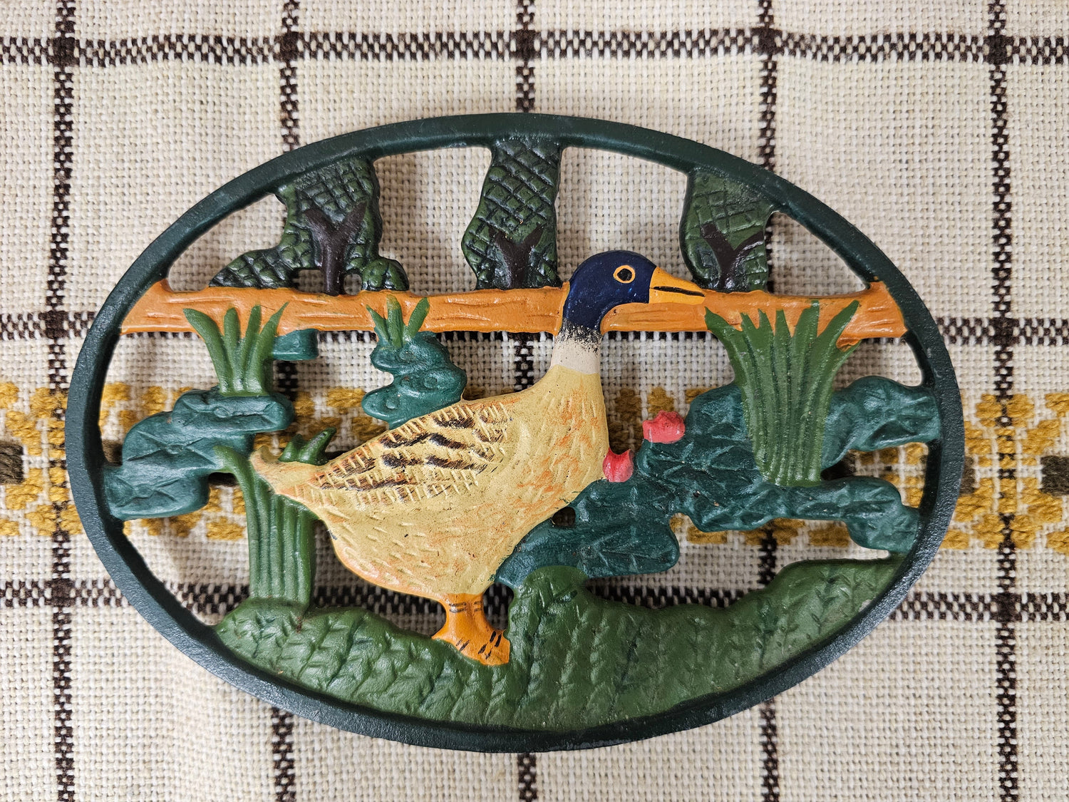 Gietijzeren onderzetter met afbeelding van eend in gras en riet – handgeschilderd – ovaal, 20,5 x 14,5 cm