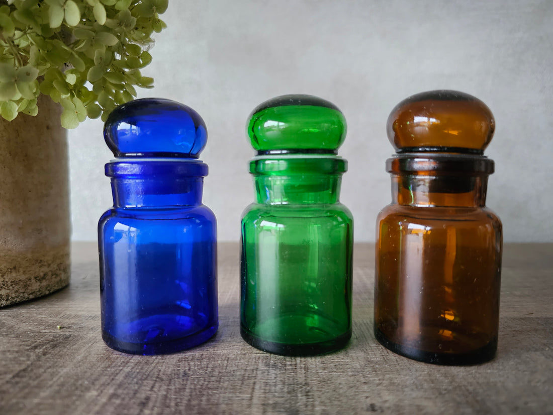 Vintage glazen apothekerspotjes blauw groen en bruin