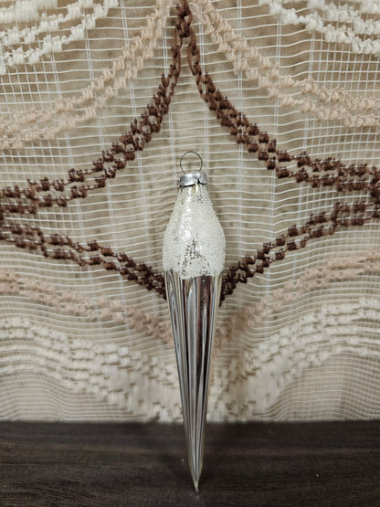 Vintage glazen ijspegel van 11 cm met witte gesuikerde rand
