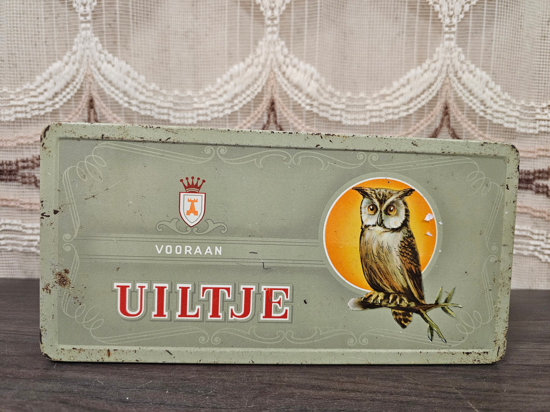 Groen sigarenblik Uiltje Vooraan met uil en rode belettering, vintage metalen blik
